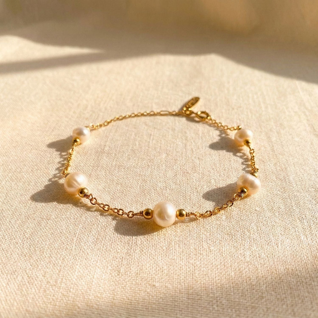 Freshwater pearl bridesmaid bracelet in gold, a jewellery gift for bridesmaids